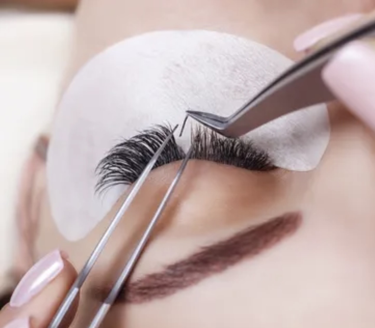 Individual lash extension application